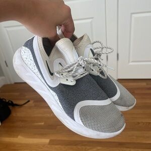 NIKE SNEAKER